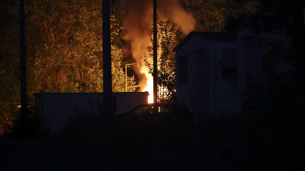 Der Container, in dem diverses Baumaterial gelagert wurde, brannte lichterloh. Der Container, in dem diverses Baumaterial gelagert wurde, brannte lichterloh.