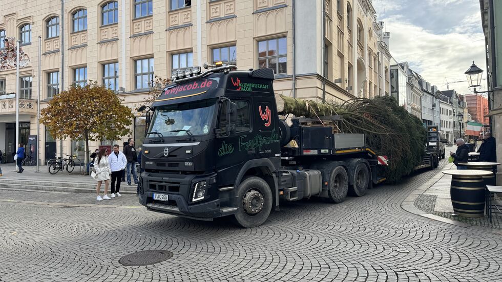 Der Tieflader mit dem Baum biegt auf den Hauptmarkt ein.