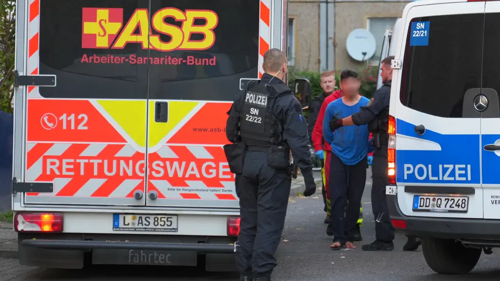 Polizisten nahmen den aggressiven Mann fest. Polizisten nahmen den aggressiven Mann fest.
