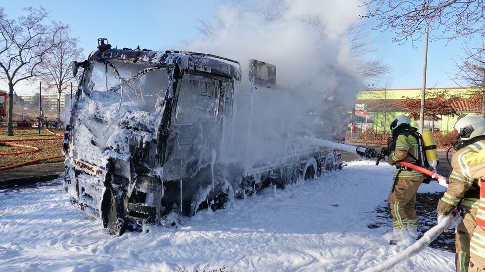 Die Feuerwehr bei den Löscharbeiten in Dresden-Strehlen.