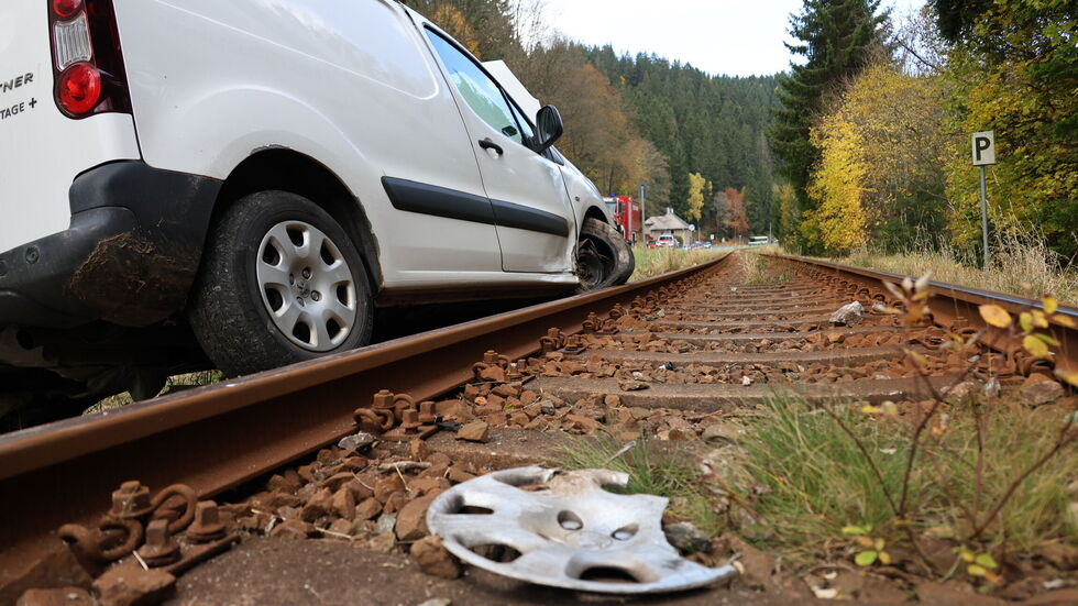 Wieso der Autofahrer in den Gleisen landete, ist noch unklar.