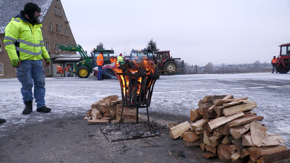 Protestteilnehmer stellen sich auf ein längeres Geschehen ein. An den einigen Versammlungsorten wurden Feuerstellen eingerichtet. 