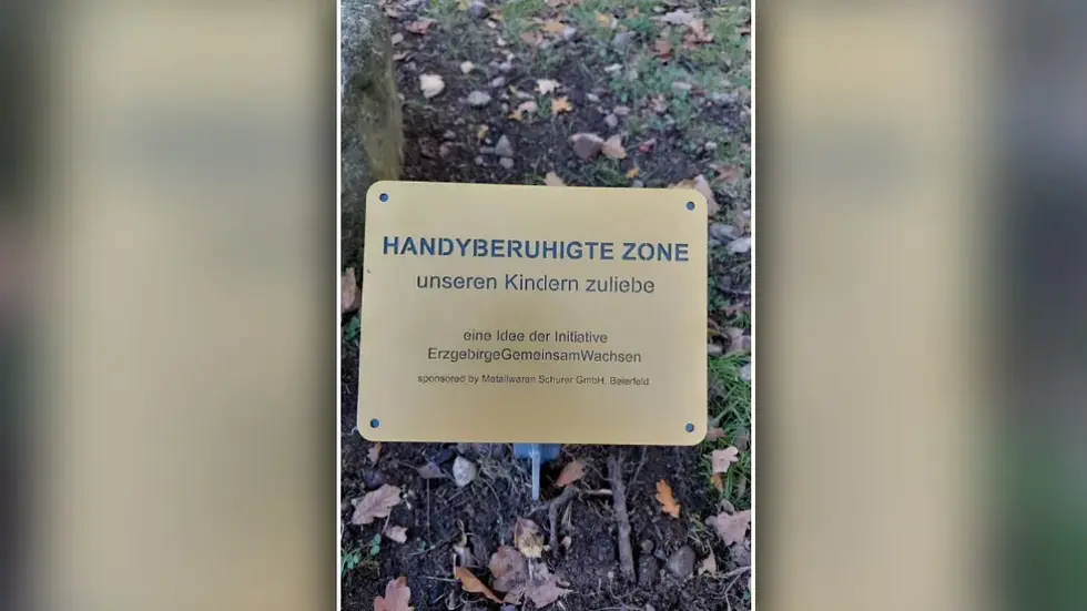 Einfach mal das Handy weg - darauf weißt dieses Schild in Schwarzenberg jetzt hin.