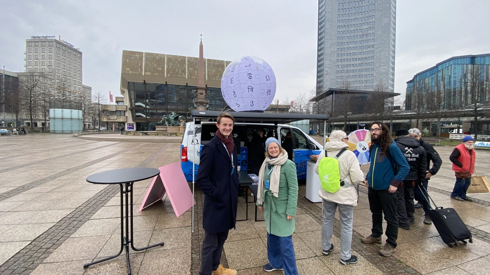 Der Administrator Johannes Richter mit der Wikimedia-Community-Leiterin Nina Leseberg vor dem Wikipedia Tourbus.