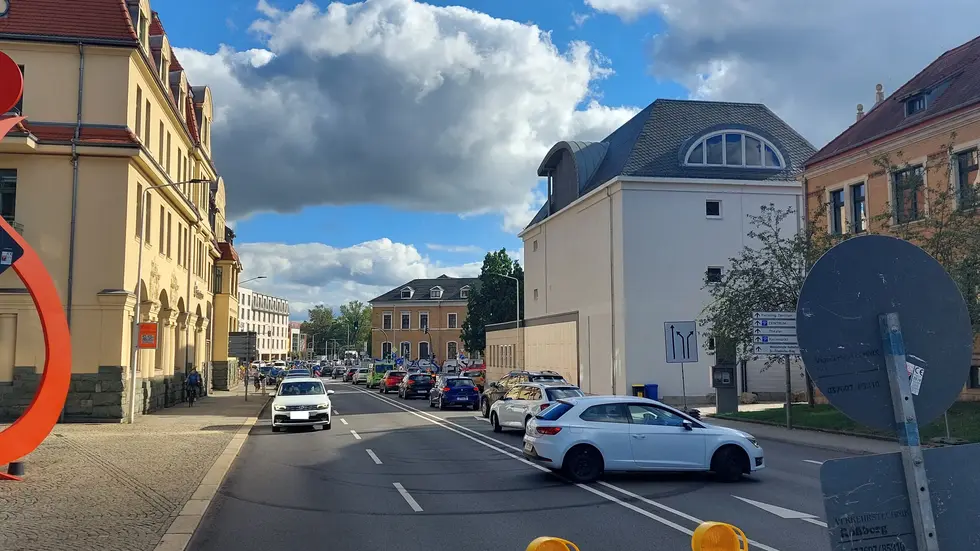 Autofahrer drehen vor der neuen Vollsperrung um.