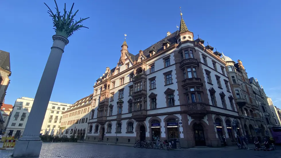 Hier oben auf dem Pfarrhaus der Leipziger Nikolaikirche gibt es auch drei dieser schicken Dächer. Hier oben auf dem Pfarrhaus der Leipziger Nikolaikirche gibt es auch drei dieser schicken Dächer.