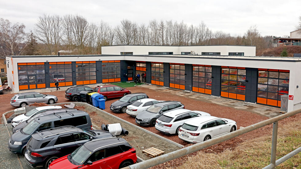 Blick auf die beiden Fahrzeughallen der Rettungswache Blick auf die beiden Fahrzeughallen der Rettungswache
