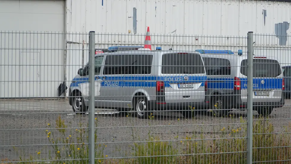 Die Polizei unterstützt den Einsatz des nordsächsischen Landratsamtes in Dölzig.