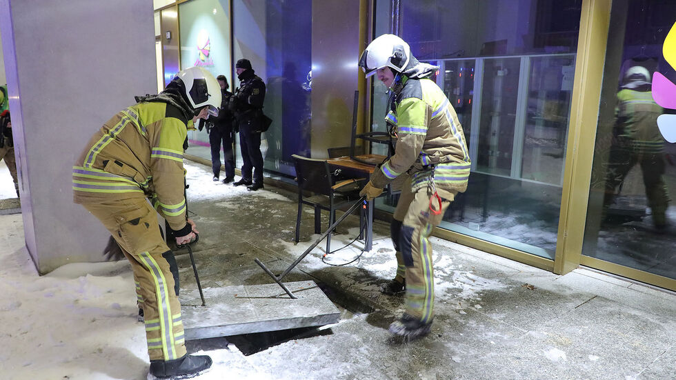 Um den Keller nach dem Brand zu belüften, mussten die Kameraden der Feuerwehr aufwendig die Gehwegplatten anheben