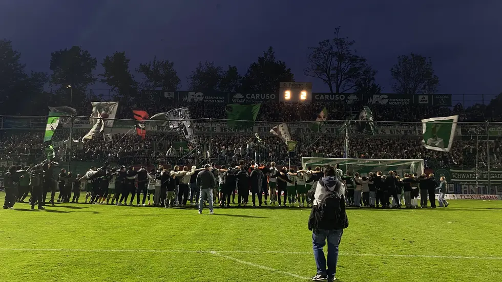 Die Mannschaft feiert gemeinsam mit dem Fans den frühzeitigen Klassenerhalt.