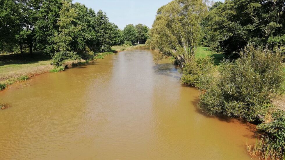 Die Spree bei Spremberg. Der Wasserhaushalt in der Region ist ein Thema der Lausitzrunde. Der Fluss hat diese Farbe durch gelöstes Eisenoxyd aufsteigenden Grundwasser angenommen.