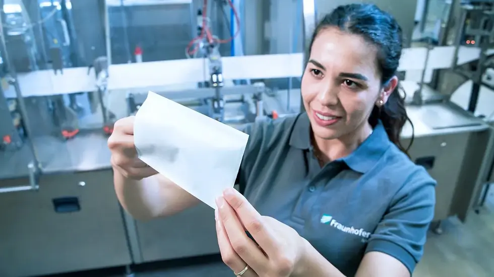 In Chemnitz und Dresden tüfteln Forscher des Fraunhofer Instituts an einer Idee, Papierverpackungen komplett ohne Klebstoff oder Kunststoff zu verschließen – und damit deutlich umweltfreundlicher zu machen.