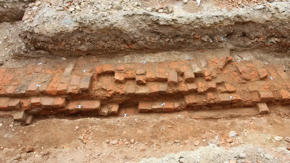 Kellermauer eines Vorgängerbaus Kellermauer eines Vorgängerbaus