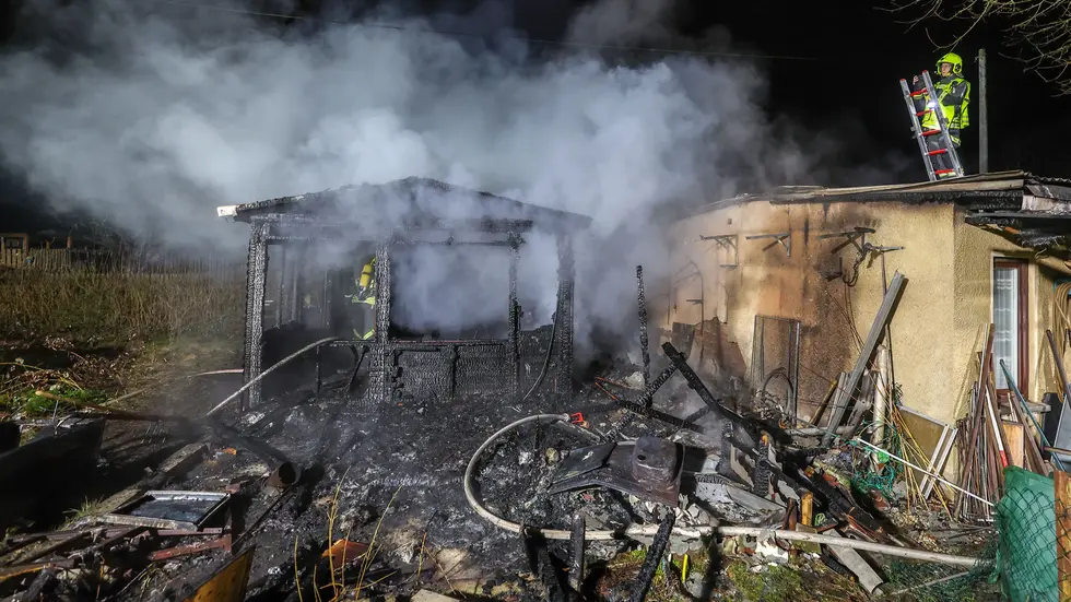 Eine Laube brannte komplett ab, eine zweite wurde beschädigt.