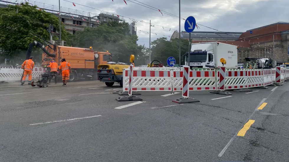 Die große Baustelle der Leipziger Verkehrsbetriebe am Hauptbahnhof, hier wird derzeit wieder die bei jüngsten Hitze ausgelaufene Fugenmasse verbaut. Die große Baustelle der Leipziger Verkehrsbetriebe am Hauptbahnhof, hier wird derzeit wieder die bei jüngsten Hitze ausgelaufene Fugenmasse verbaut.