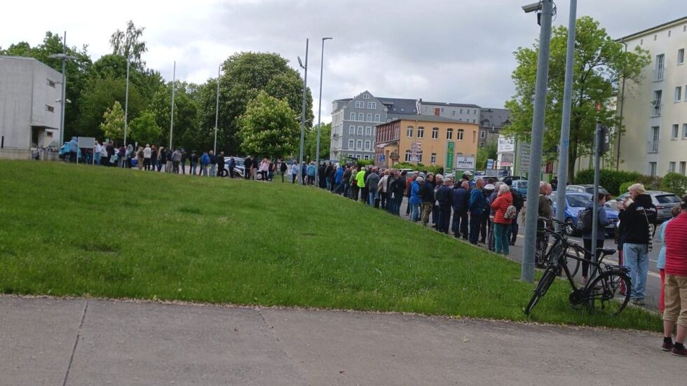 Ab 8 Uhr wurde die Münze in der Filiale der Bundesbank verkauft. Es bildete sich eine lange Schlange.