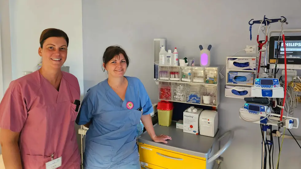 Die Aromapflege wird auch in der Kindernotaufnahme eingesetzt. Die Vernebler im Hintergrund verbreiten Duftstoffe und sorgen mit ihrem Licht für eine angenehme Atmosphäre. Im Bild: Ivonne Weber und Carolin Brose aus der Kinderklinik. Die Aromapflege wird auch in der Kindernotaufnahme eingesetzt. Die Vernebler im Hintergrund verbreiten Duftstoffe und sorgen mit ihrem Licht für eine angenehme Atmosphäre. Im Bild: Ivonne Weber und Carolin Brose aus der Kinderklinik.