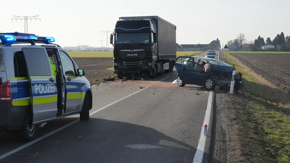 Die Unfallstelle auf der B186 westlich von Leipzig.