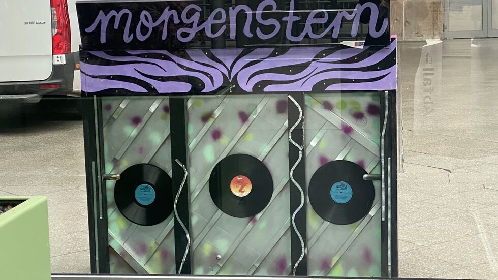 Das Piano wurde von allen Seiten bunt bemalt. Das Piano wurde von allen Seiten bunt bemalt.