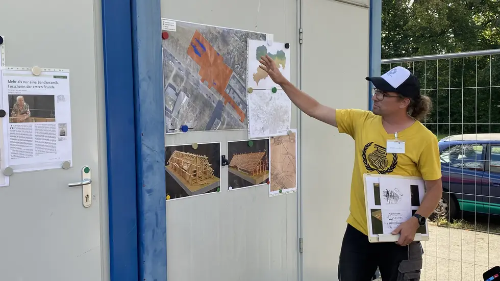 Ausgrabungsleiter Thomas Lukas erklärt auf der Karte, dass das Grab direkt neben den Grundrissen eines 30 bis 45 Meter langen Langhauses entdeckt wurde. Ausgrabungsleiter Thomas Lukas erklärt auf der Karte, dass das Grab direkt neben den Grundrissen eines 30 bis 45 Meter langen Langhauses entdeckt wurde.