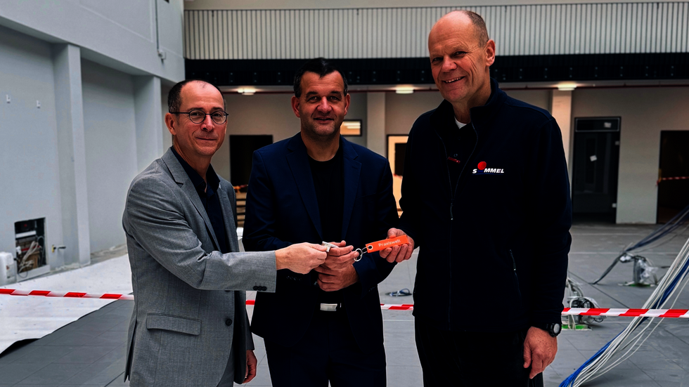 Der kaufmännischer Geschäftsführer der Poliklinik gGmbH Chemnitz, Dr. med. Jan Ernstberger, der medizinischer Geschäftsführer der Poliklinik gGmbH Chemnitz und Peter Simmel (v.l.), Bauherr des Johanniskarrees bei der Schlüsselübergabe. Der übereichte große Schlüssel steht symbolisch für die Übergabe.