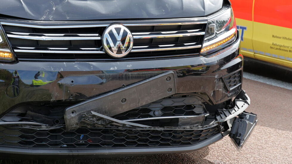 Die Front des VW wurde beschädigt