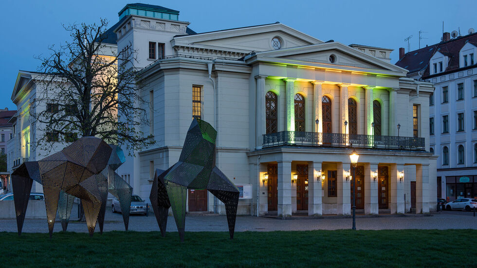 Das Gerhart-Hauptmann-Theater lädt zum Kostümverkauf. Das Gerhart-Hauptmann-Theater lädt zum Kostümverkauf.