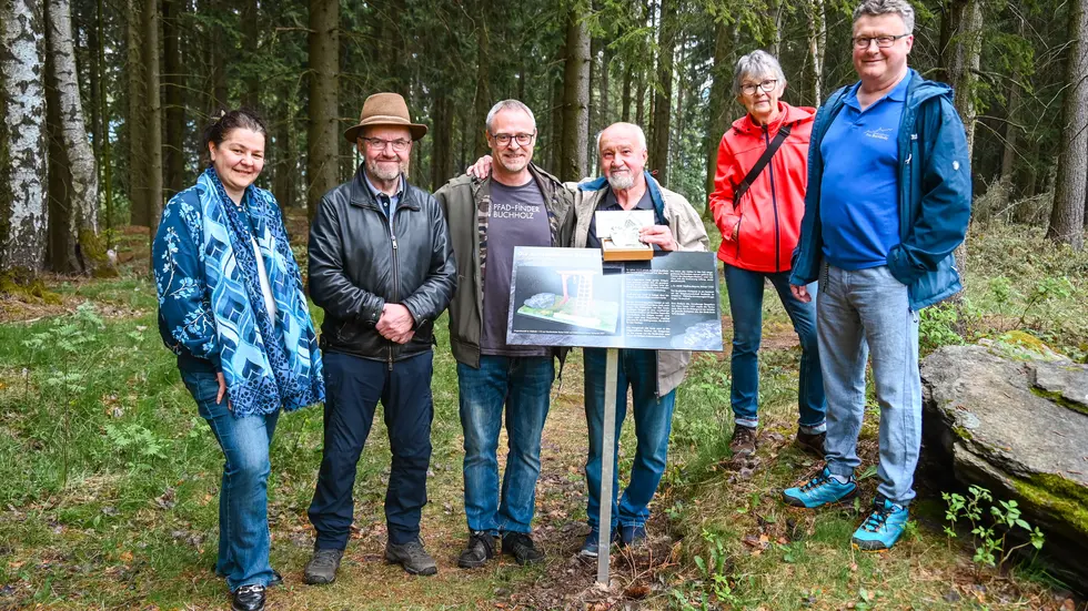 Spenden für Historisches: Das Geld wurde jetzt am Galgenberg übergeben. 