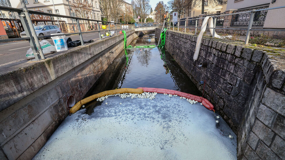 Zum Beseitigen des Films kamen Ölbindemittel und saugfähige Würfel zum Einsatz.