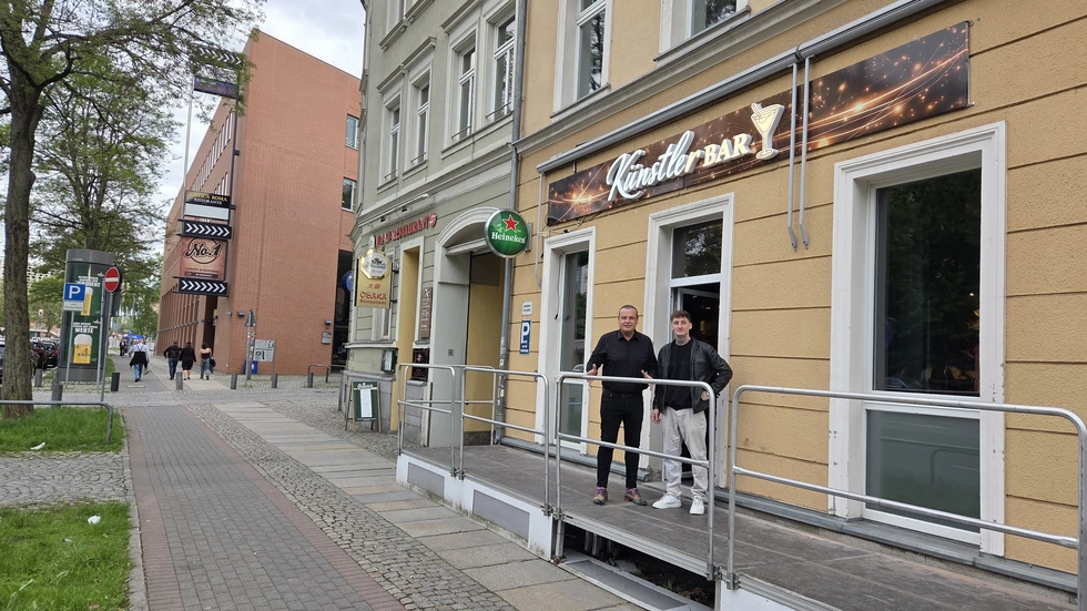 Alter und neuer Betreiber: Lars Höppe (li.) hatte hier früher das "Martinic". Er ist mit Julian Hahnen (re.) gut befreundet. Alter und neuer Betreiber: Lars Höppe (li.) hatte hier früher das "Martinic". Er ist mit Julian Hahnen (re.) gut befreundet.