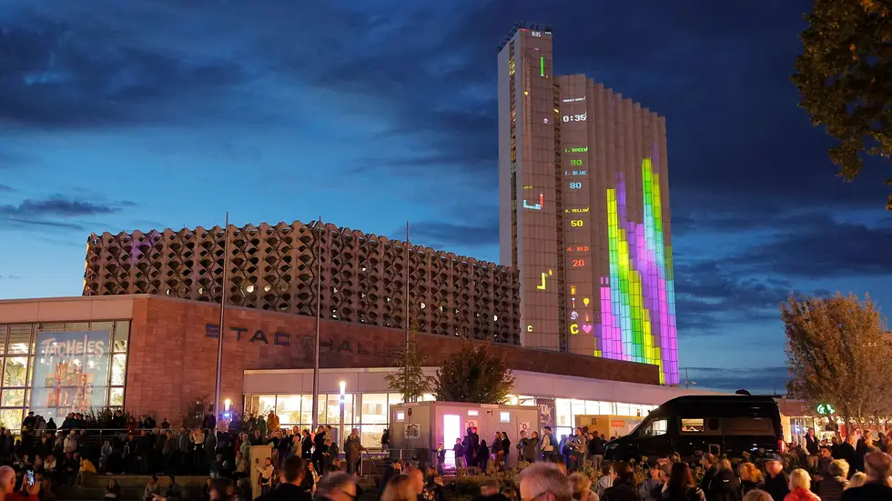 Light our Vision lockte rund 38.000 Menschen nach Chemnitz. Das ehemalige Hotel Kongeß und mehrere Gebäude in der Innenstadt wurden drei Tage lang zur Bühne für Lichtkunst.