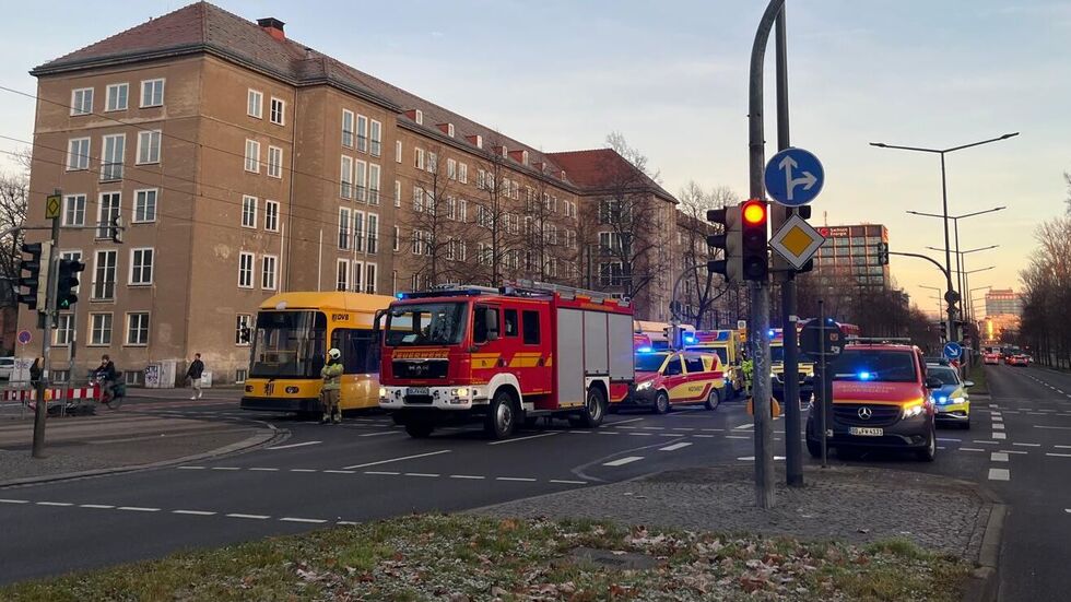 An der Haltestelle hat es einen Unfall zwischen einer Straßenbahn und einer jungen Fußgängerin gegeben