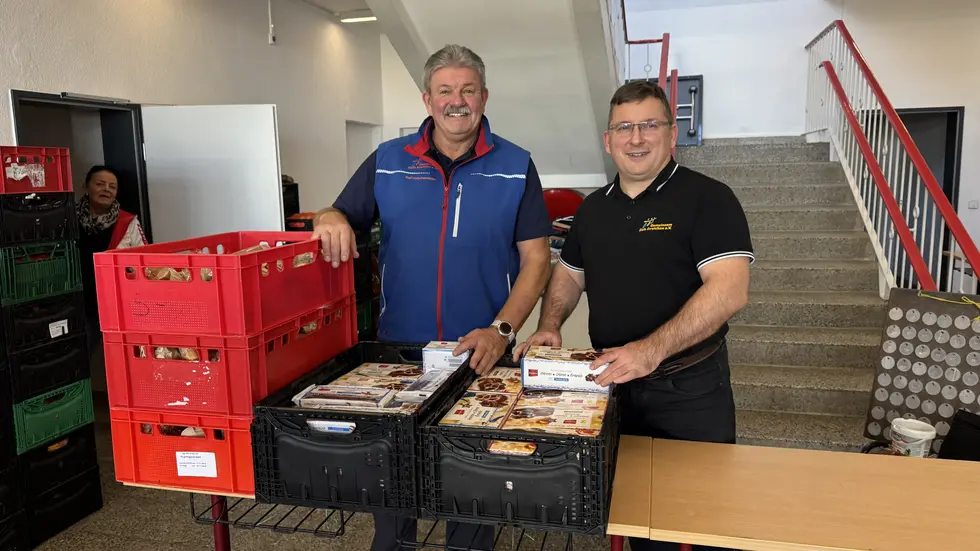 Trotz aller Sorgen mit Freude bei der Arbeit: Tafelchef Ralf Hutschenreuter (l.) und Jens Juraschka vom Träger Gemeinsam Ziele erreichen