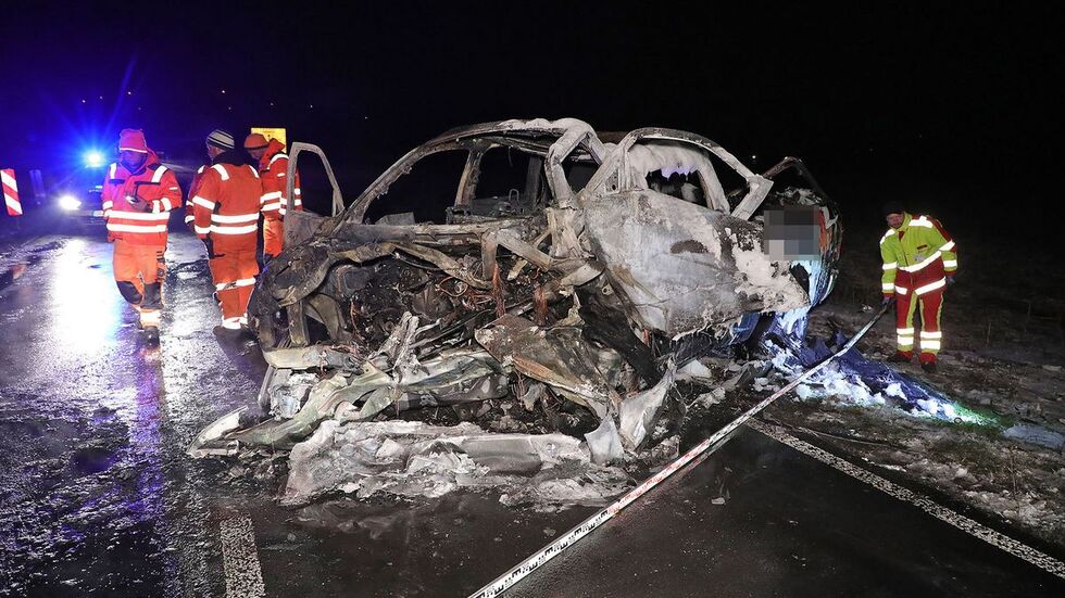 Der Pick-Up ging nach dem Unfall in Flammen auf. Der Fahrer (53) kam ums Leben