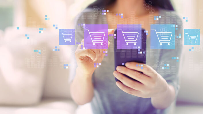 Eine Frau beim Online-Shopping mit ihrem Smartphone.