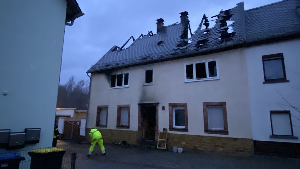 Aufräumarbeiten am Morgen nach dem Wohnhausbrand in der Fischergasse von Rochlitz