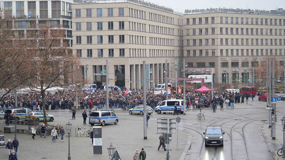 Viel los: Bei der Demonstration am Postplatz kamen zahlreiche Schüler zusammen.