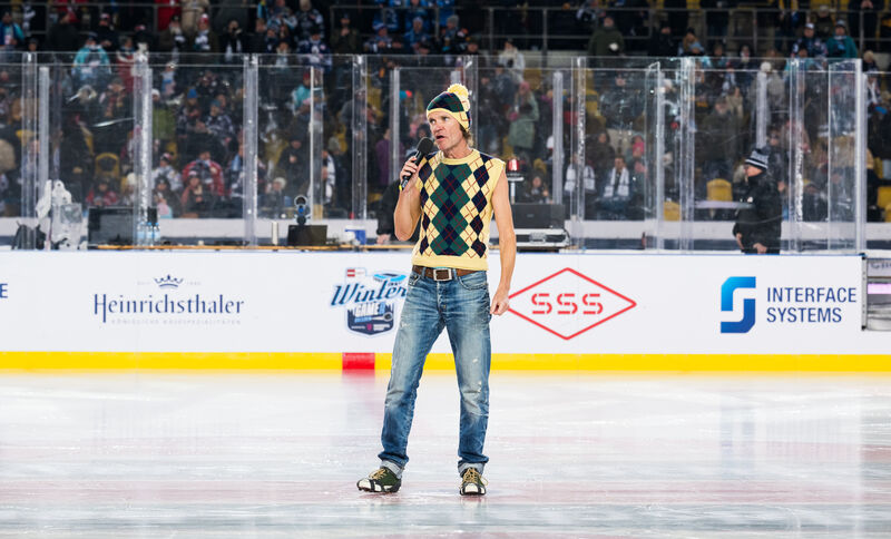 Comedian Olaf Schubert "heizte" in der Drittelpause bei Temperaturen um minus 10 Grad kurzärmlig ein 