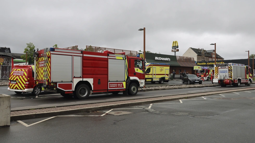 Bei McDonalds an der Dresdner Straße in Chemnitz ist am Donnerstagnachmittag Klopapier auf einer Toilette angezündet worden. Feuerwehr und Polizei waren im Einsatz.