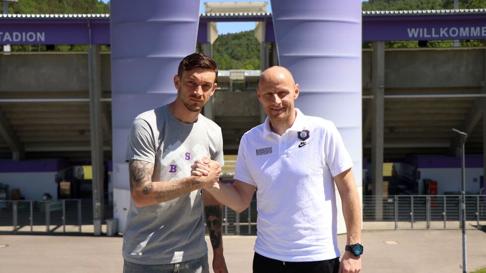Mittelstürmer Boris Tashchy und FCE-Sportgeschäftsführer Matthias Heidrich.