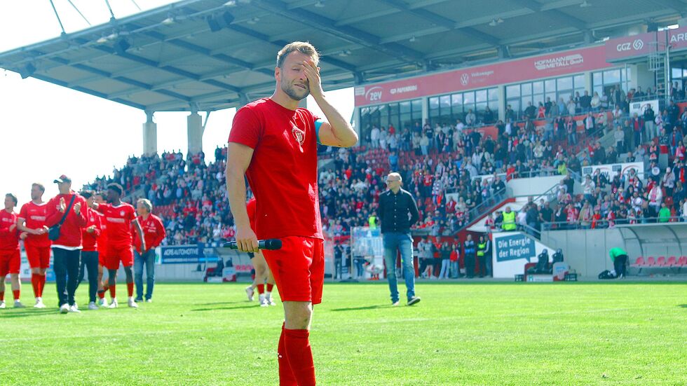 Mike Könnecke wurde nach dem Spiel vor dem Fanblock E5 verabschiedet. Mike Könnecke wurde nach dem Spiel vor dem Fanblock E5 verabschiedet.