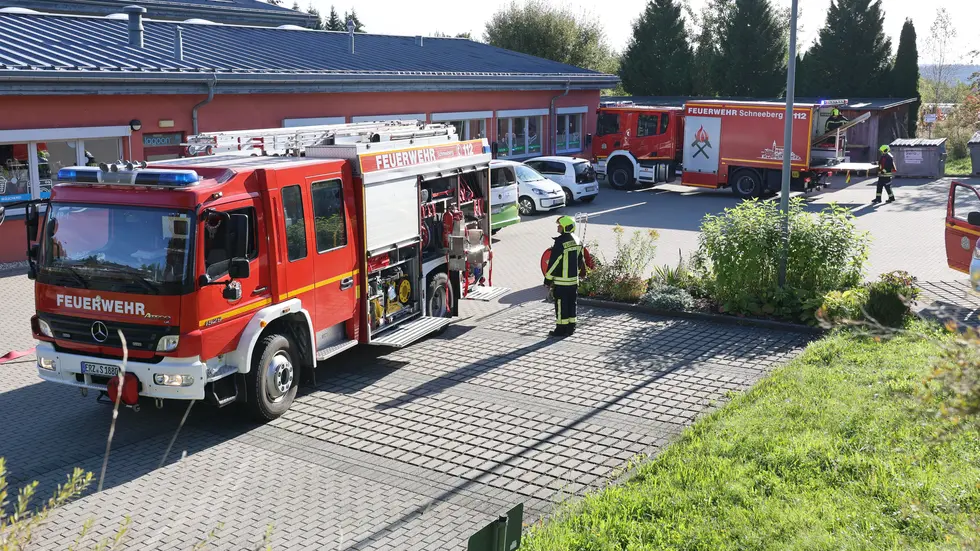 Ein Angriffstrupp ging unter Atemschutz in den betroffenen Bereich vor und löschte den Brand mit Kohlendioxid (CO₂). Ein Angriffstrupp ging unter Atemschutz in den betroffenen Bereich vor und löschte den Brand mit Kohlendioxid (CO₂).