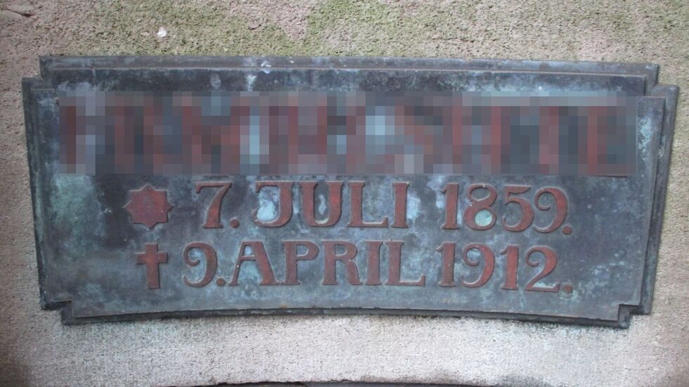 Halunken stahlen diese Kupfertafel von einem Grab des Hauptfriedhofes.