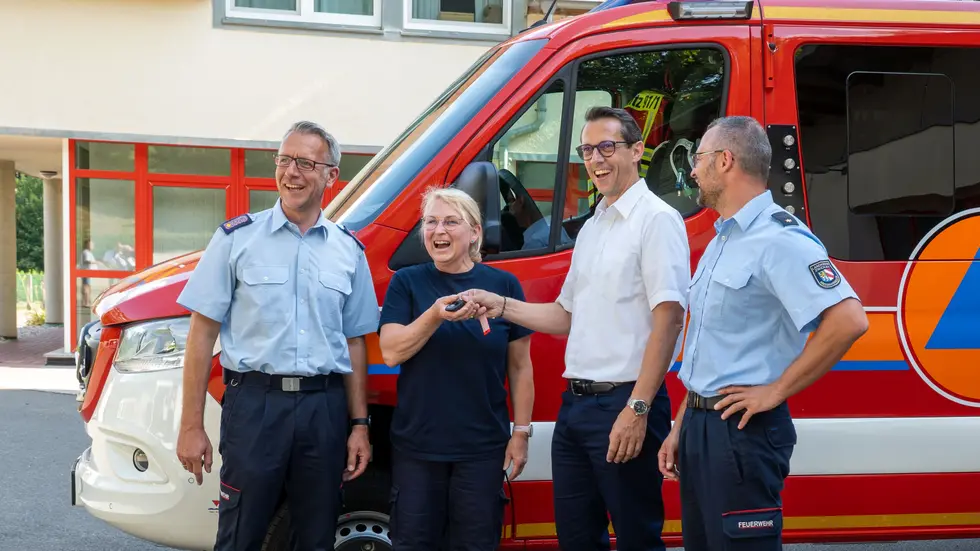 (v.l.n.r.): Sascha Klappstein (FFW Werdau), Tini Meyer (FFW Leubnitz), Mario Müller (Beigeordneter Landkreis Zwickau), Alexander Löchel (Kreisbrandmeister)
(v.l.n.r.): Sascha Klappstein (FFW Werdau), Tini Meyer (FFW Leubnitz), Mario Müller (Beigeordneter Landkreis Zwickau), Alexander Löchel (Kreisbrandmeister)