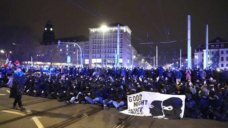 Mehrere Hundert Teilnehmer bei einer Sitzblockade am Pirnaischen Platz.