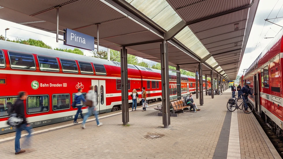 Kurz hinter dem Bahnhof Pirna musste die S-Bahn stoppen (Archivbild)