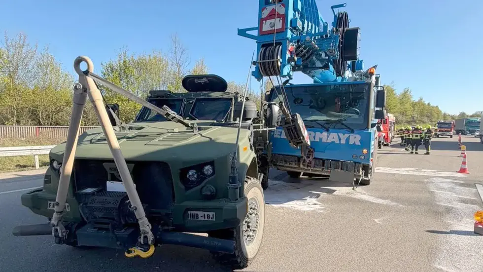 Das Armeefahrzeug war beim Auffahren auf die Autobahn mit einem Kran zusammengestoßen. 
