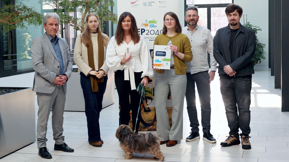 Mitarbeiter der Stadtverwaltung und das Team von Friedrichs Grafik-Design-Agentur mit dem prämierten Handbuch