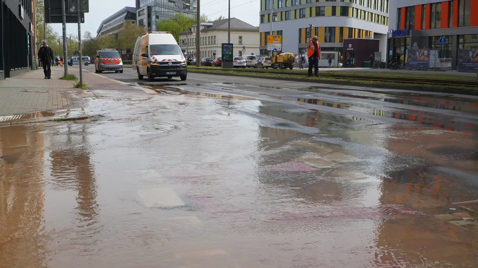 Unmengen von Wasser haben die Prager Straße überflutet.