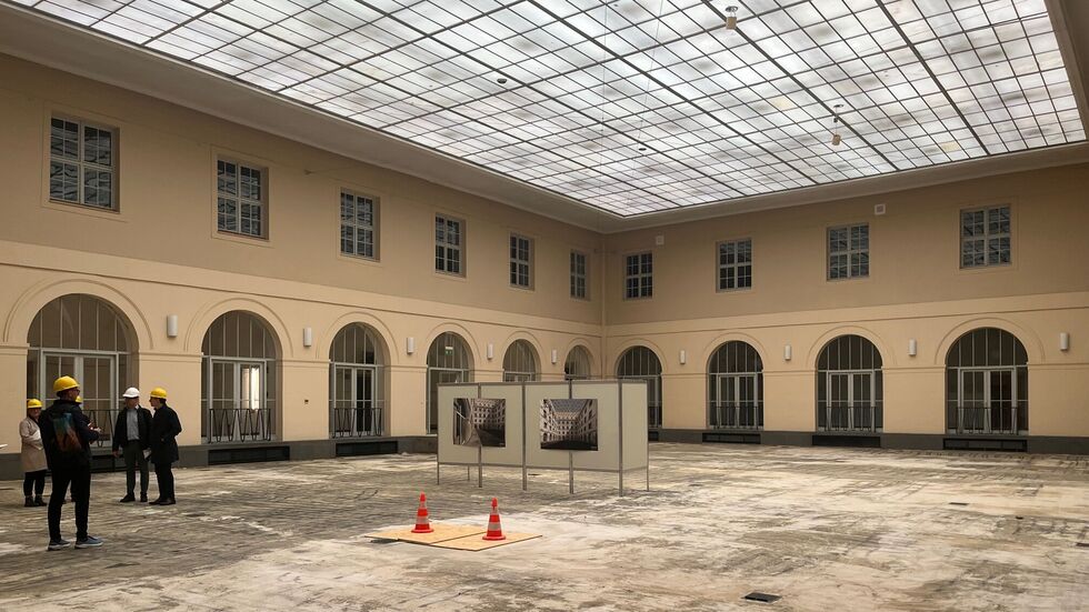 So sieht der wegen Brandschutzmängeln gesperrte Lichthof derzeit aus. Die Decke ist über dem 1. Stock abgehängt